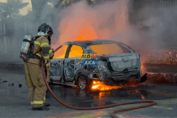 Imagem de TARDE DE DOMINGO: carro pegou fogo na Av. Luiz Tarquínio