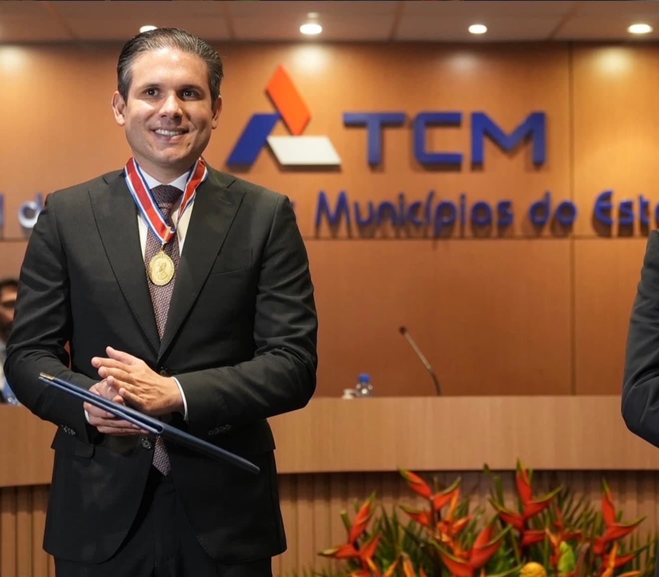 Imagem de Hugo Mota é Homenageado pelo TCM em Salvador e Realiza Encontros Estratégicos Durante Visita Oficial