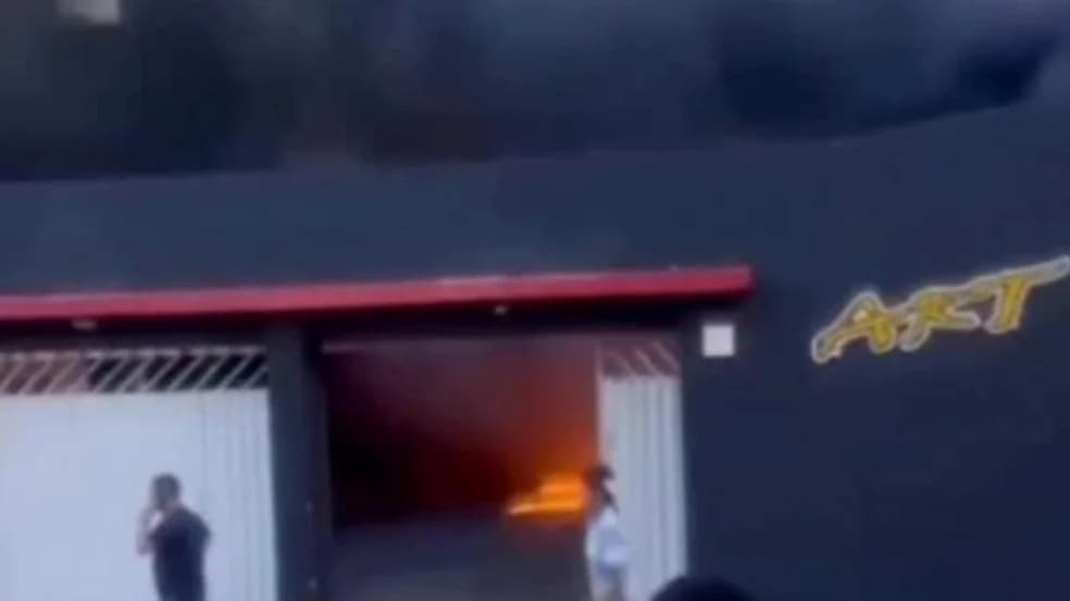 Imagem de Incêndio de grandes proporções destrói loja de artigos de couro no centro de Itabuna