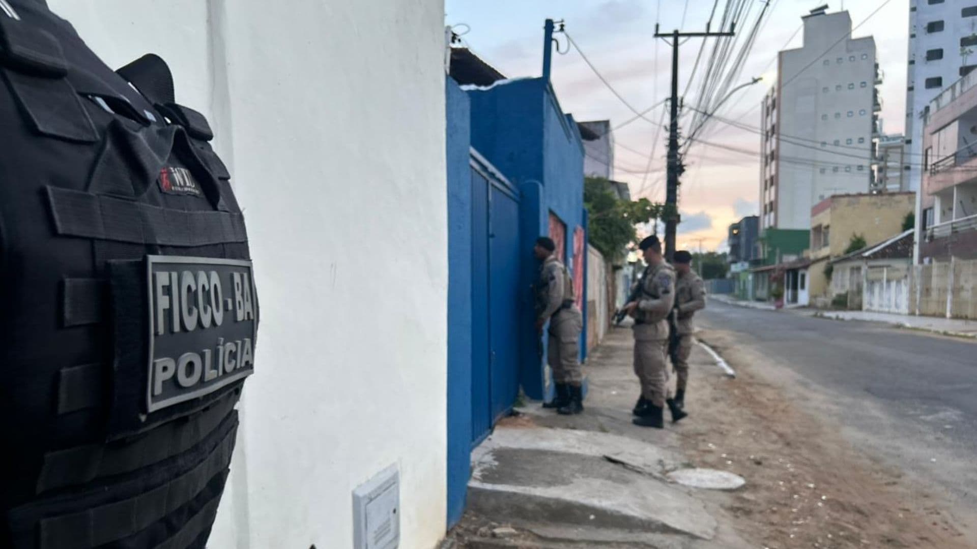 Imagem de PEÇA-CHAVE PRESA: Mulher que fornecia armas e drogas para facção é capturada em Ilhéus