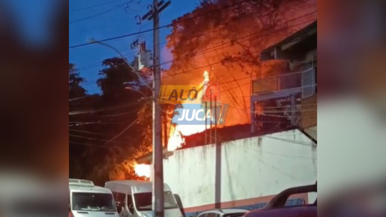 Imagem de INCÊNDIO: casa pega fogo no Lobato na noite desta quarta-feira (17)