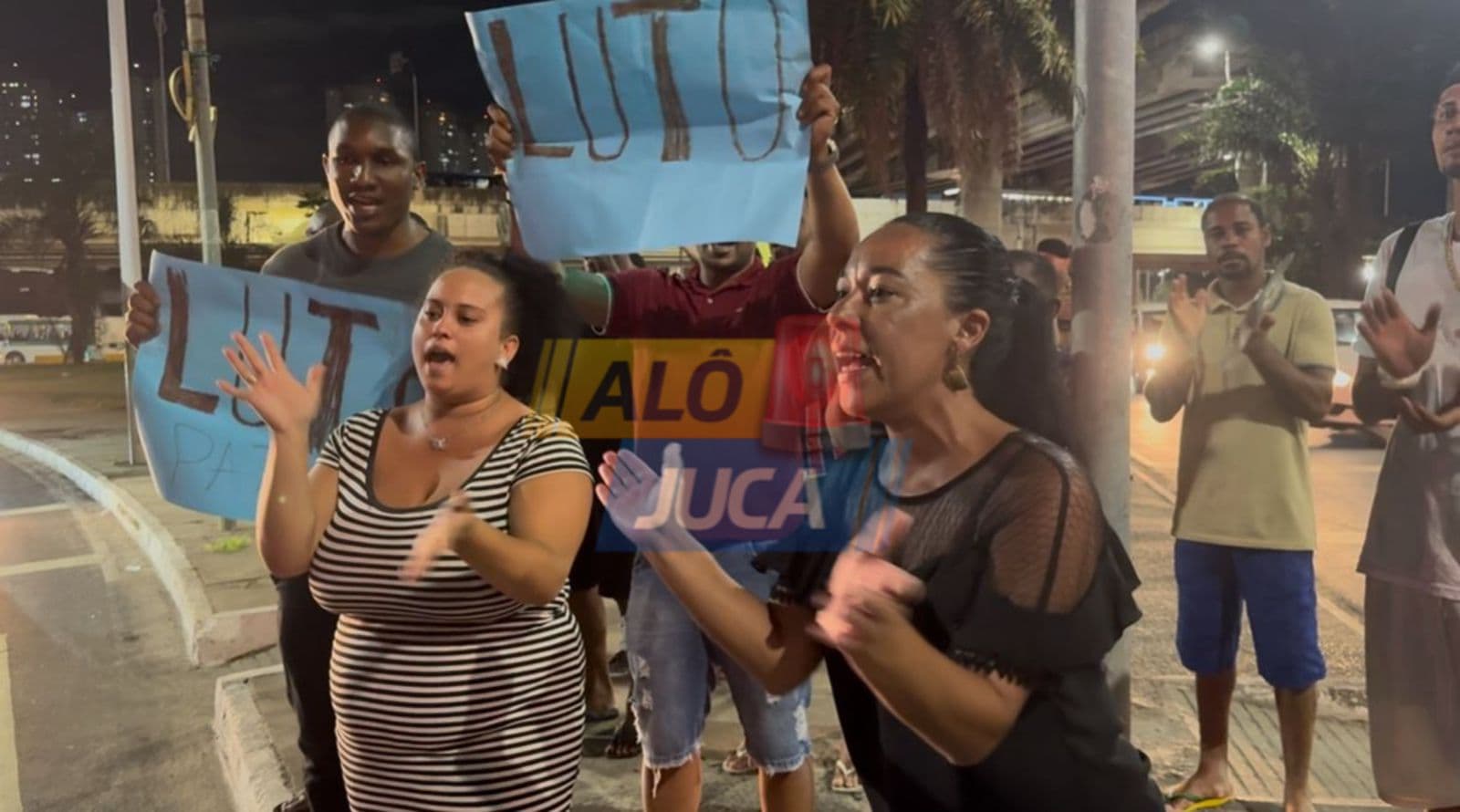 Imagem de “MEU IRMÃO ESTAVA NO CORRE”: parentes de Barriga, trabalhador morto no Alto do Cabrito, protestam por justiça na Rótula do Abacaxi