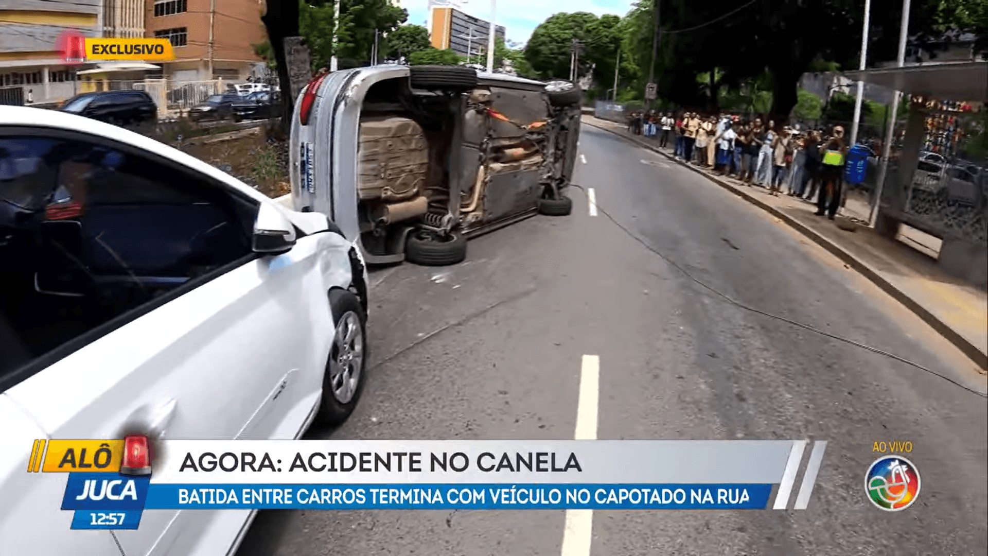 Imagem de ACIDENTE: Batida entre carros deixa veículo capotado no bairro do Canela, em Salvador