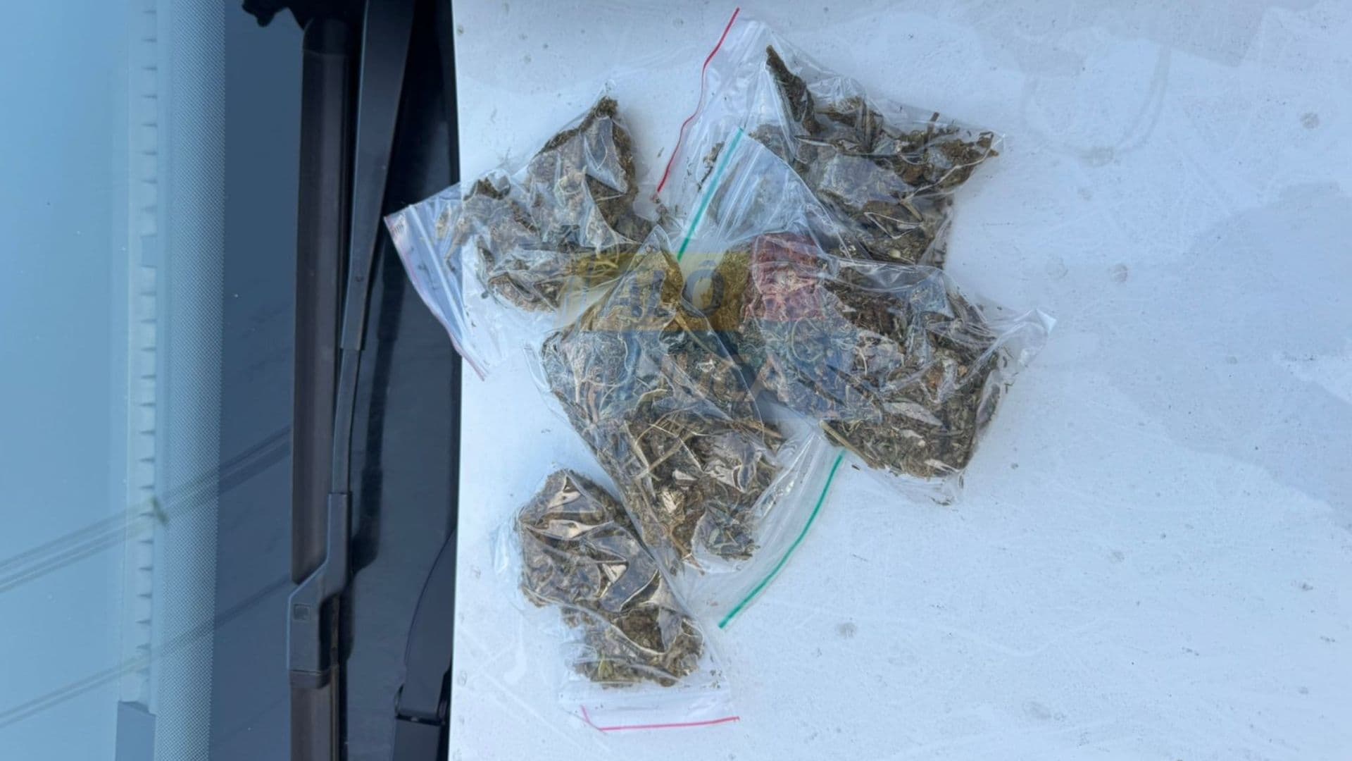 Imagem de TRÁFICO NA LIBERDADE: Dupla é presa com porções de maconha