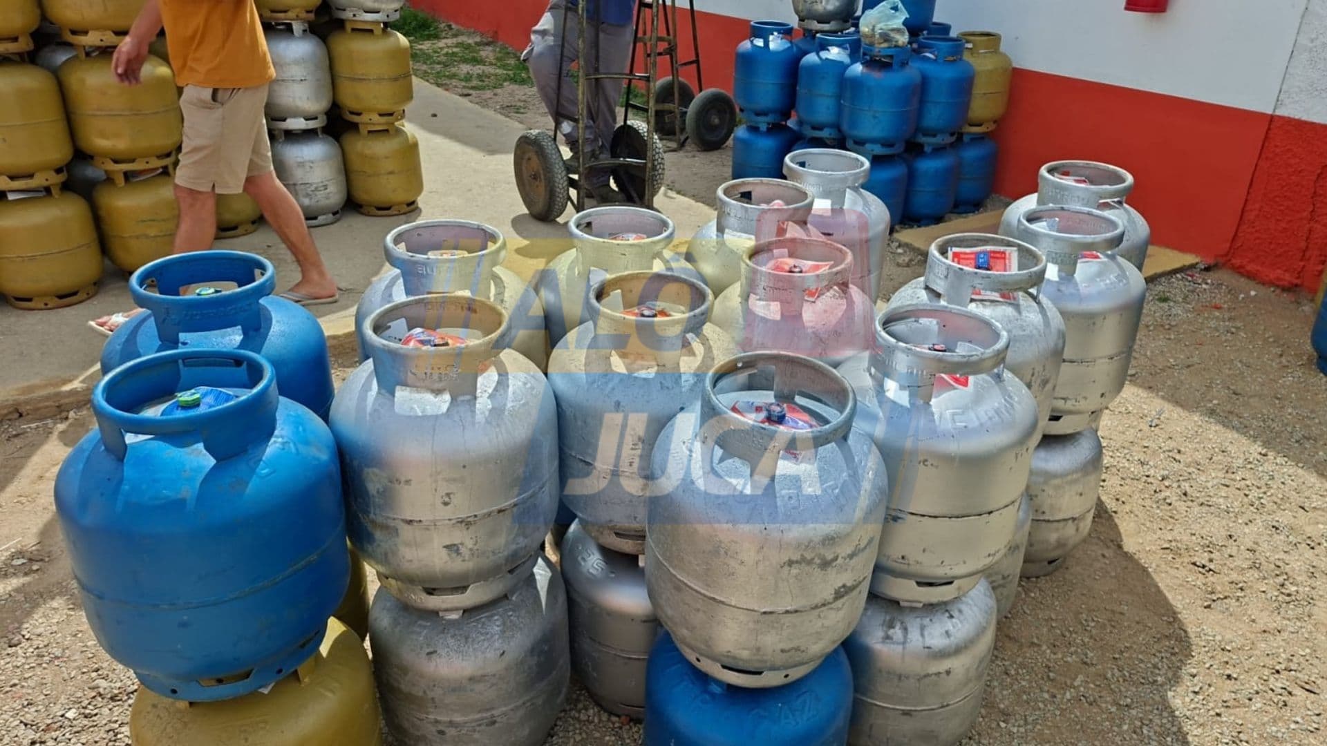 Imagem de PERIGO: 204 botijões de gás são apreendidos pela PC em Vitória da Conquista