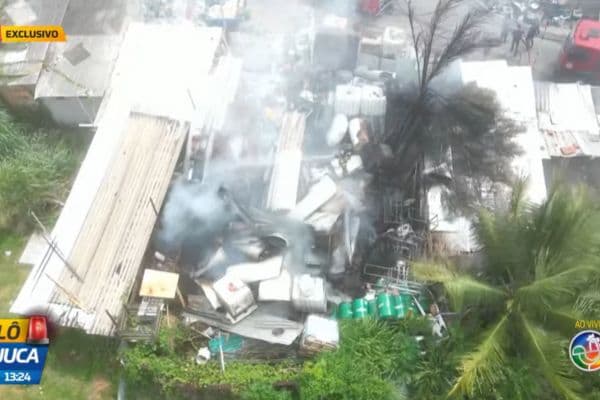 Imagem de EM CHAMAS: incêndio atinge ferro-velho no bairro da Paz