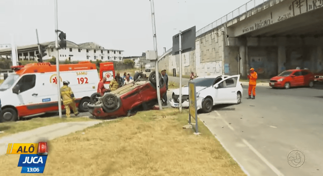 Imagem de URGENTE: Carro capota após colisão e deixa mulher ferida em cruzamento de Cajazeiras, em Salvador